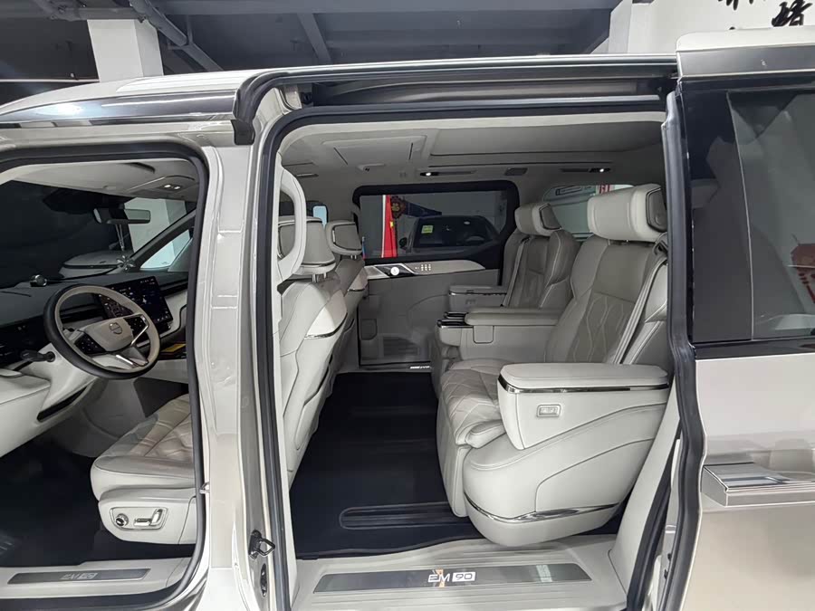 Volvo EM90 2025 Ultra 6-Seater - zdjęcie 11