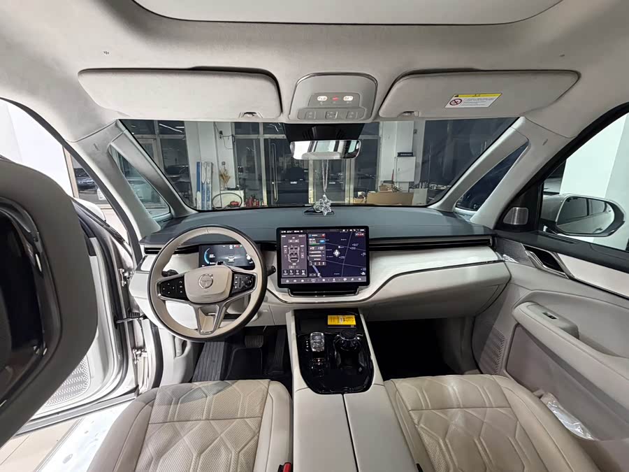 Volvo EM90 2025 Ultra 6-Seater - zdjęcie 12