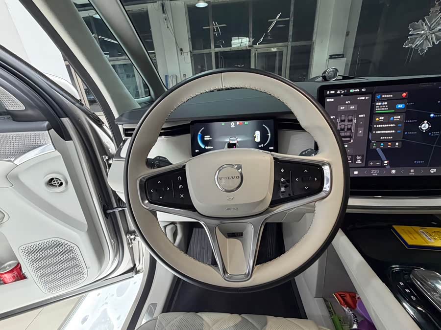 Volvo EM90 2025 Ultra 6-Seater - zdjęcie 13