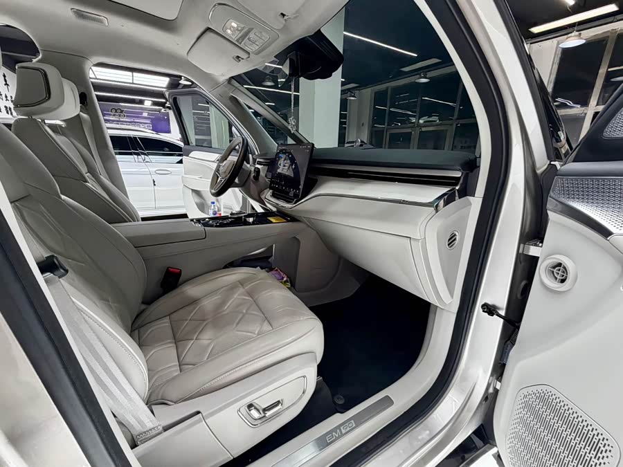 Volvo EM90 2025 Ultra 6-Seater - zdjęcie 14