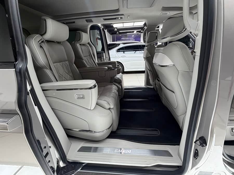 Volvo EM90 2025 Ultra 6-Seater - zdjęcie 15