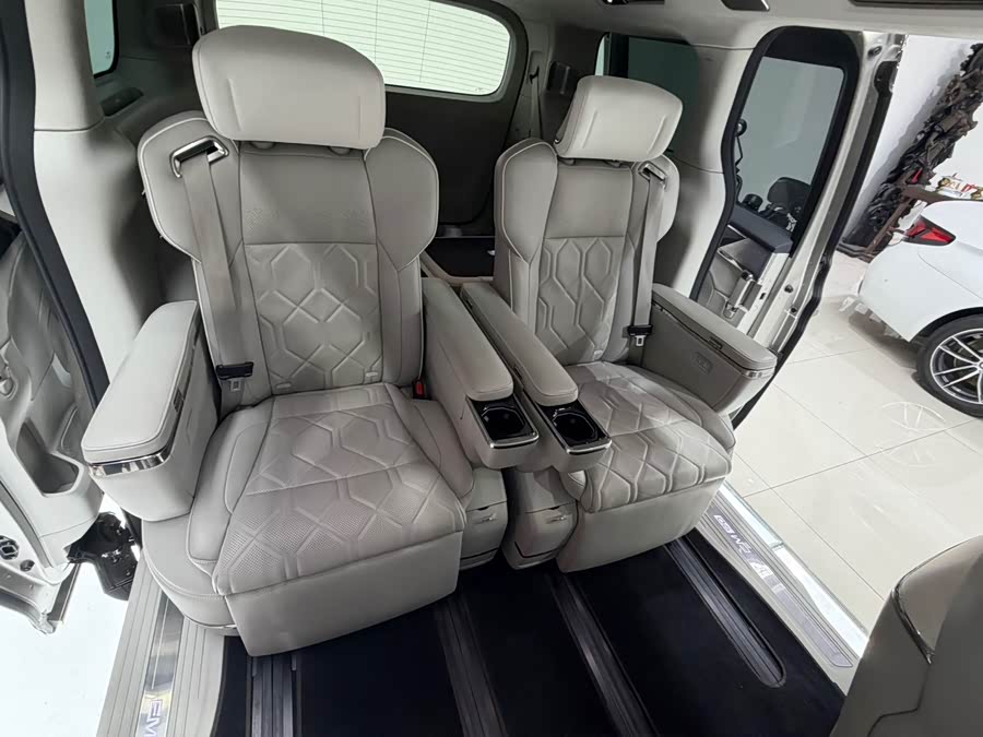 Volvo EM90 2025 Ultra 6-Seater - zdjęcie 16