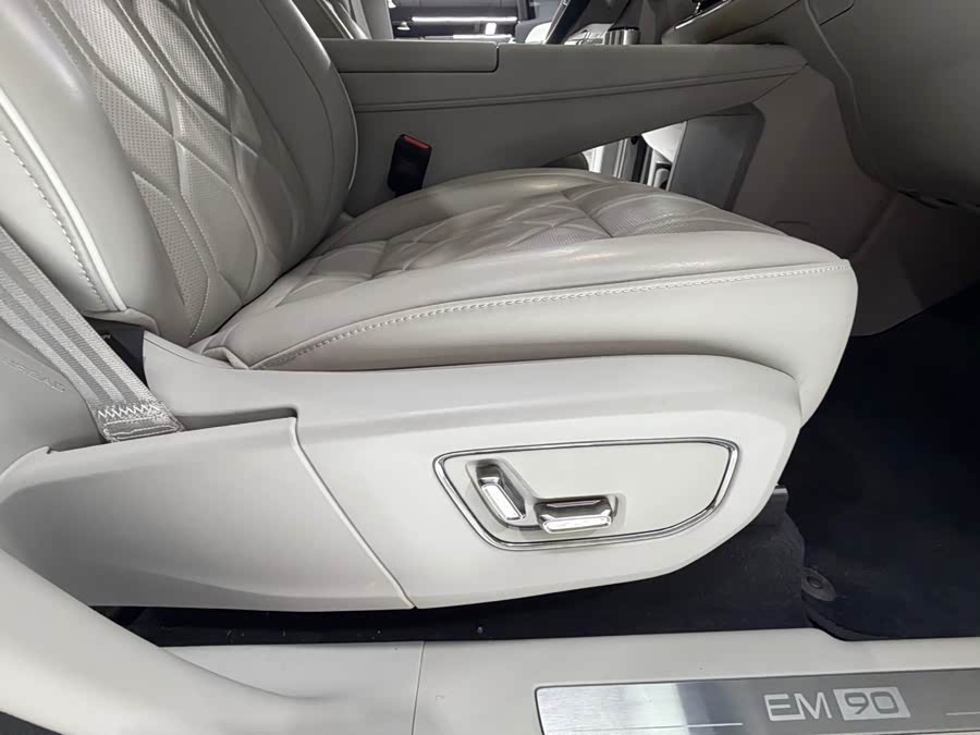 Volvo EM90 2025 Ultra 6-Seater - zdjęcie 17