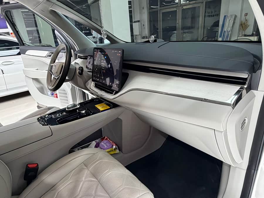 Volvo EM90 2025 Ultra 6-Seater - zdjęcie 18