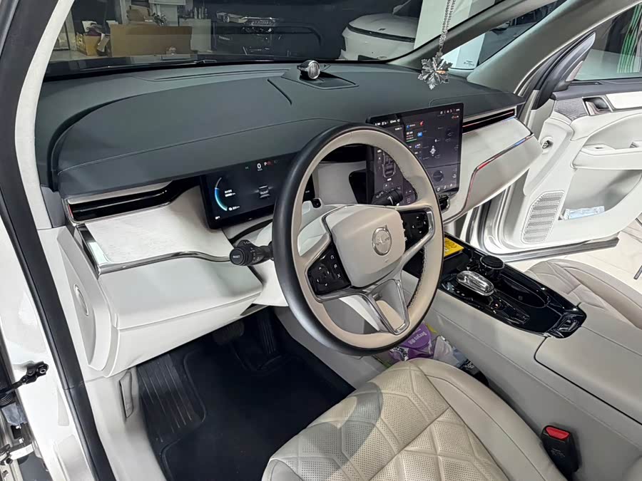 Volvo EM90 2025 Ultra 6-Seater - zdjęcie 19