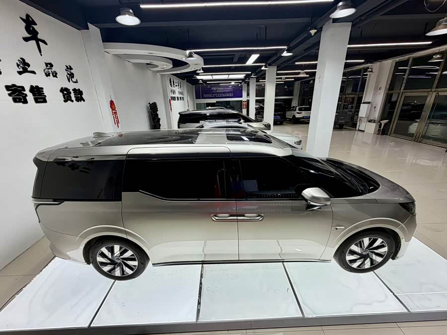 Volvo EM90 2025 Ultra 6-Seater - zdjęcie 4