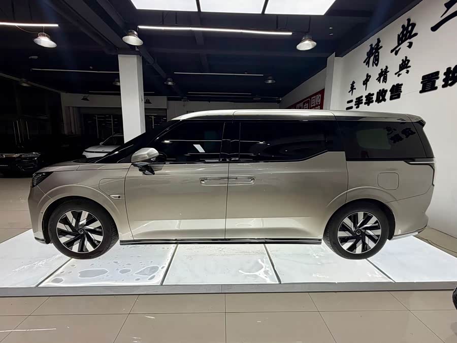 Volvo EM90 2025 Ultra 6-Seater - zdjęcie 5