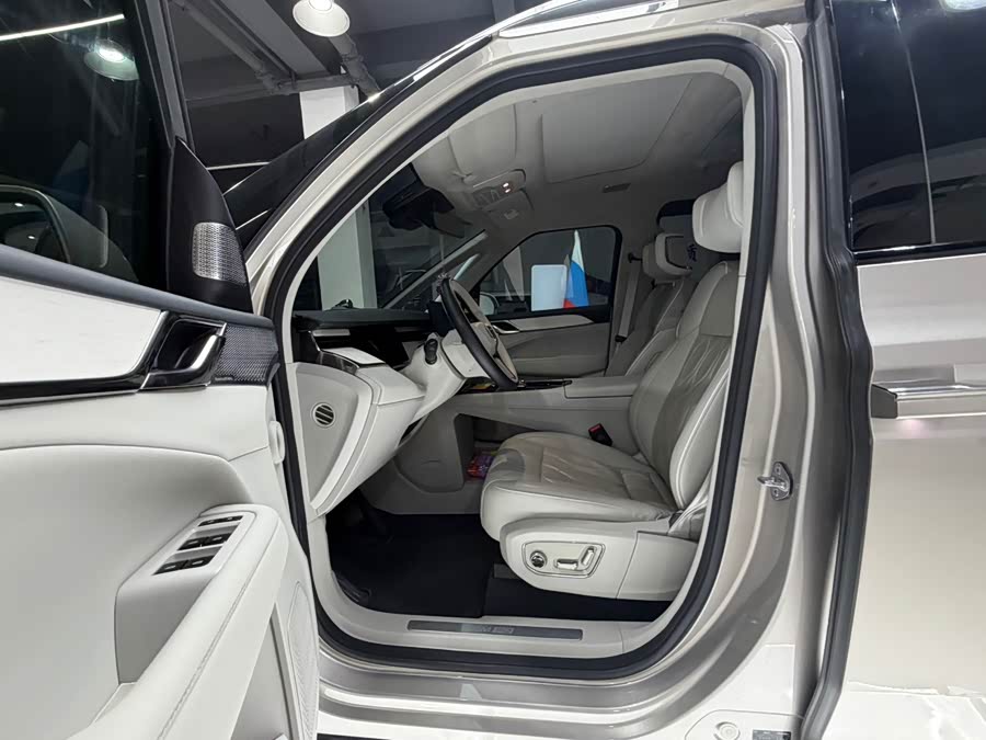 Volvo EM90 2025 Ultra 6-Seater - zdjęcie 10
