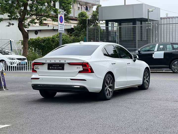 Volvo S60 2023 B4 Intelligent Luxury Edition - zdjęcie 13