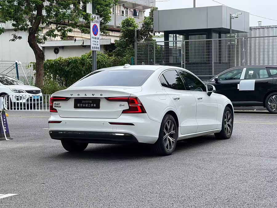 Volvo S60 2023 B4 Intelligent Luxury Edition - zdjęcie 4