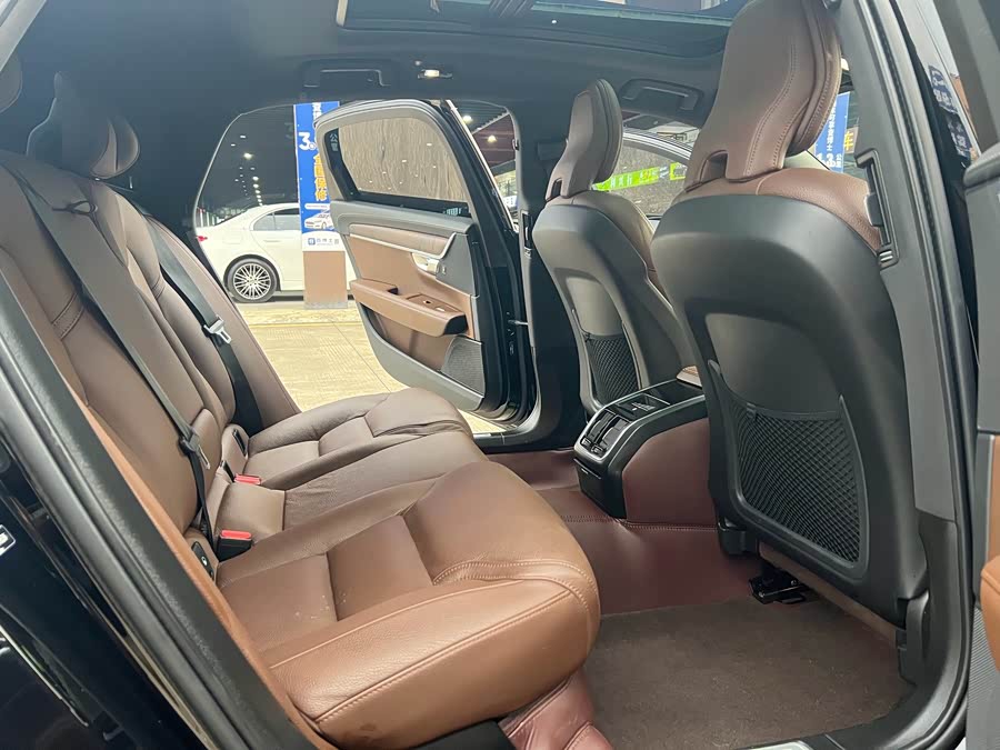 Volvo S90 2023 B5 Intelligent Luxury - zdjęcie 14