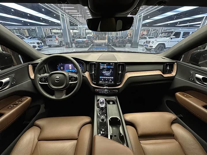 Volvo XC60 2024 B5 4WD Intelligent Luxury - zdjęcie 13