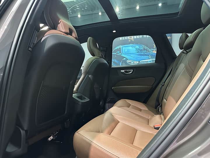 Volvo XC60 2024 B5 4WD Intelligent Luxury - zdjęcie 15