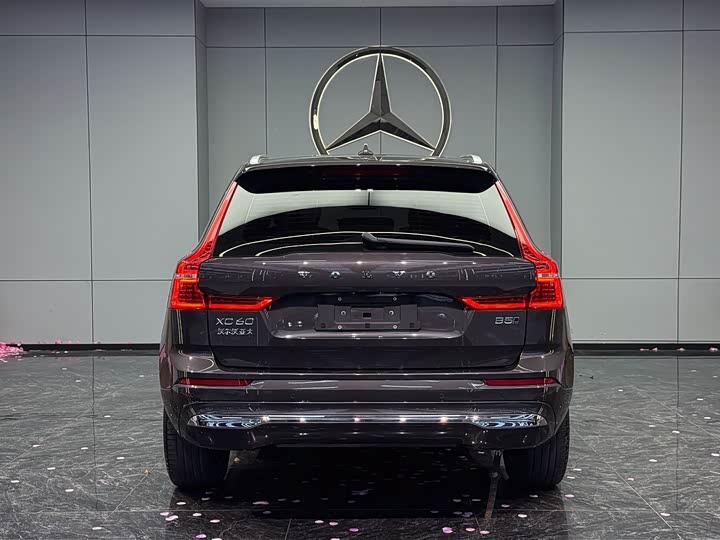 Volvo XC60 2024 B5 4WD Intelligent Luxury - zdjęcie 17