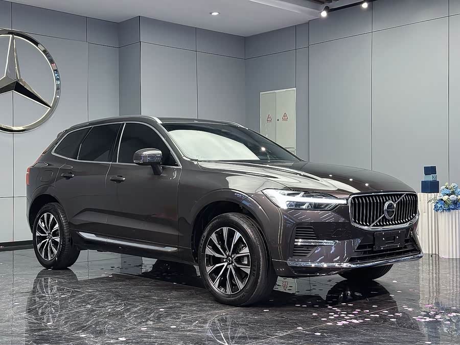 Volvo XC60 2024 B5 4WD Intelligent Luxury - zdjęcie 3