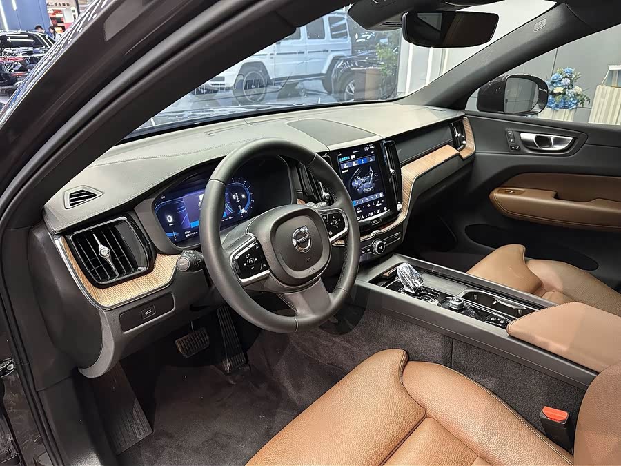 Volvo XC60 2024 B5 4WD Intelligent Luxury - zdjęcie 5