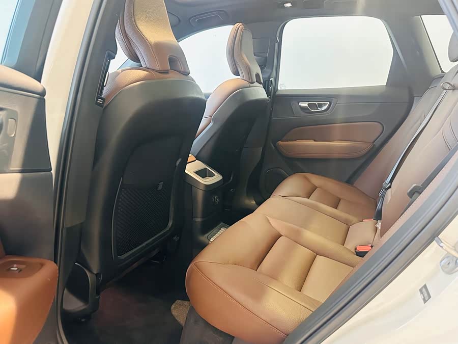 Volvo XC60 2024 T8 PHEV Long Range 4WD Intelligent Luxury - zdjęcie 8