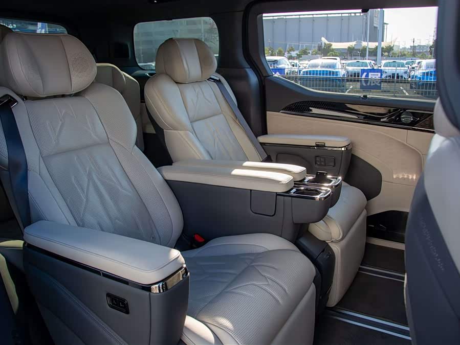 Zeekr 009 2024 6-Seater Executive 4WD 108kWh - zdjęcie 13