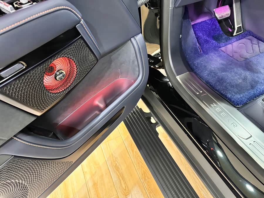 Zeekr 9X 2025曜黑版 70kWh 6-seater - zdjęcie 13